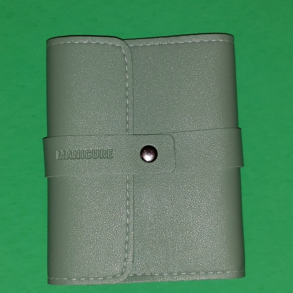 16 Pc Make Up Kit & Manicure Set - Picture 6 of 11